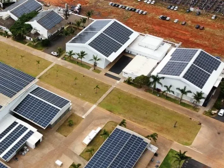 Painéis solares instalados nos telhados de prédios empresariais, vistos de cima