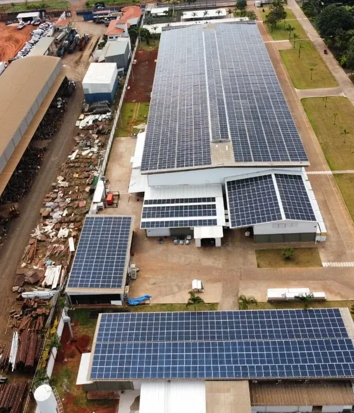 Fileiras de módulos fotovoltaicos sobre o telhado de um galpão industrial