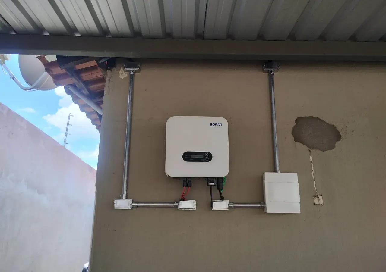Inversor solar fixado na parede, com eletrodutos metálicos até o quadro de proteção