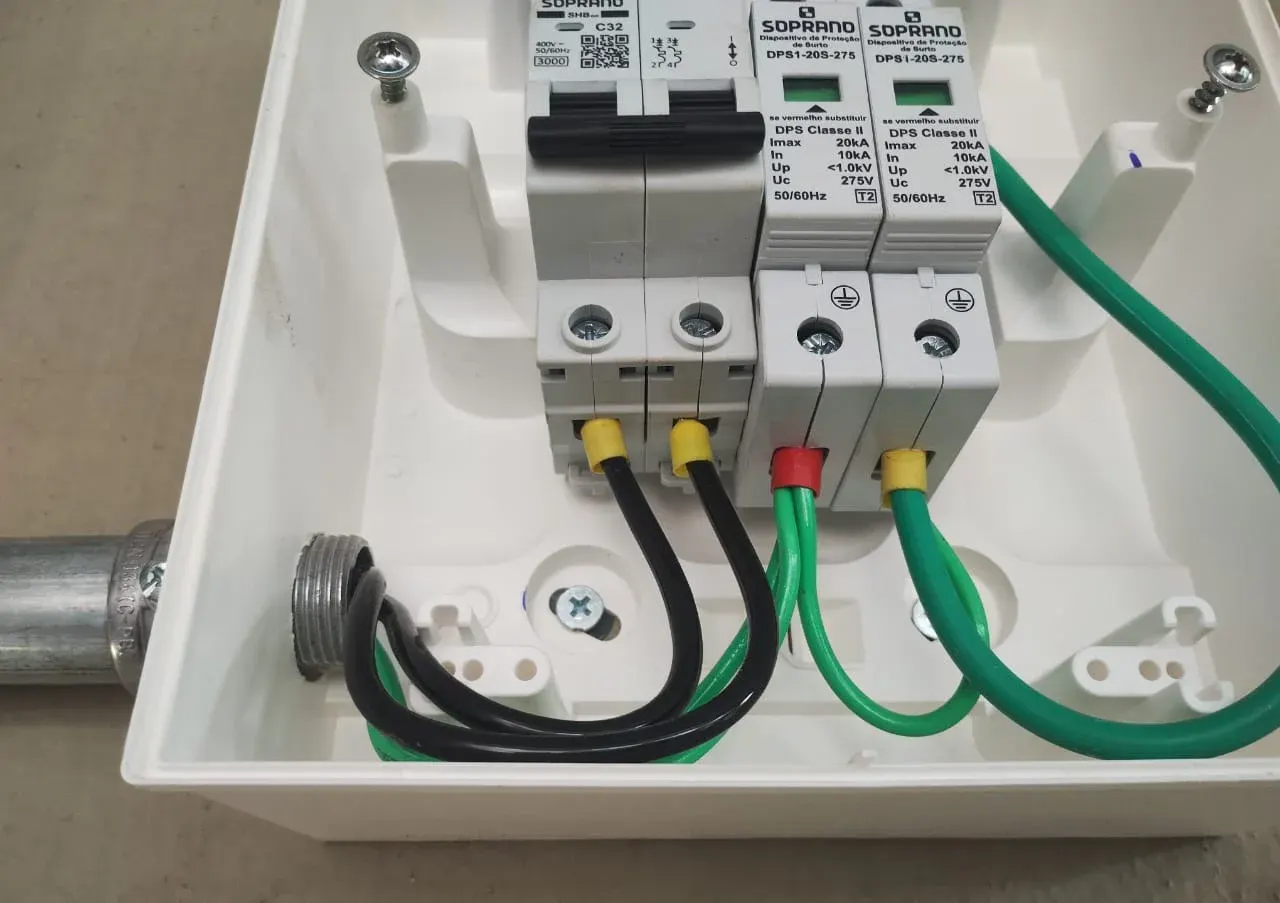 Detalhe do quadro de proteção com disjuntor e dispositivos de proteção contra surtos